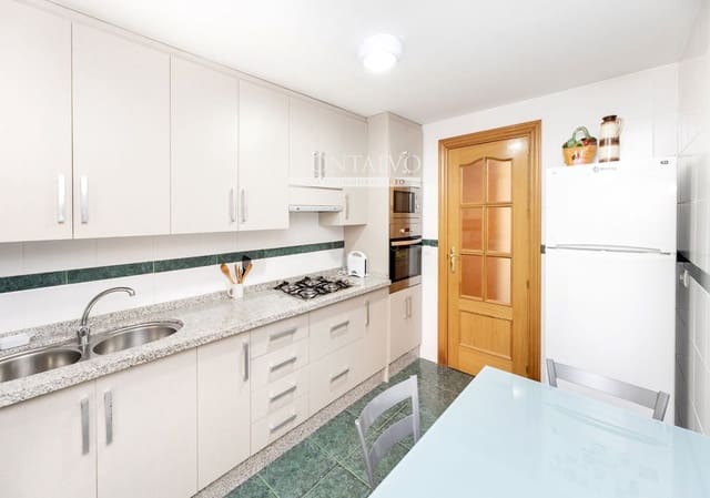 3 bedroom Flat for rent in Camino de Ronda - Rosaleda, Granada city - € 1,150 (Ref: 9983800)