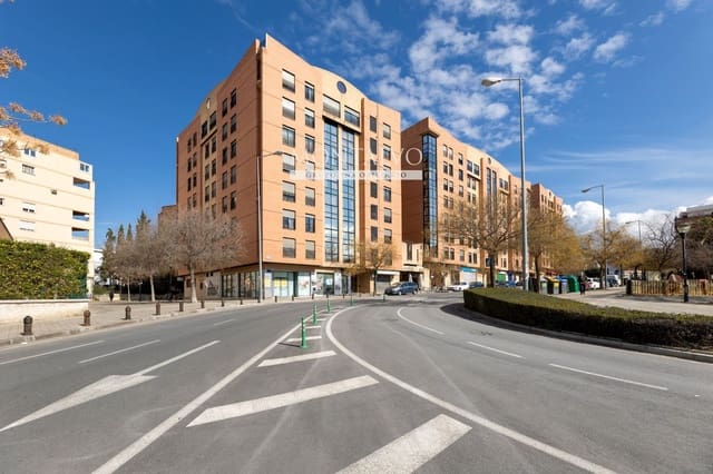 3 bedroom Flat for rent in Camino de Ronda - Rosaleda, Granada city - € 1,150 (Ref: 9983800)