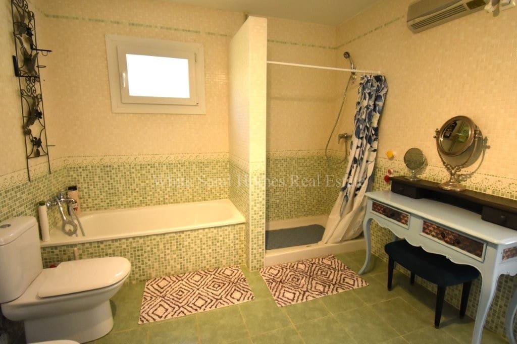 4 bedroom Villa for sale in La Drova with pool garage - € 445,000 (Ref: 10036237)