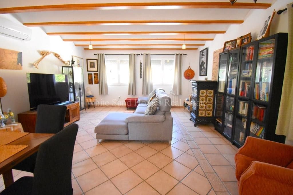 4 bedroom Villa for sale in La Drova with pool garage - € 445,000 (Ref: 10036237)