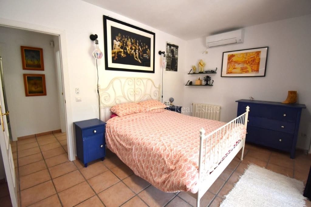 4 bedroom Villa for sale in La Drova with pool garage - € 445,000 (Ref: 10036237)