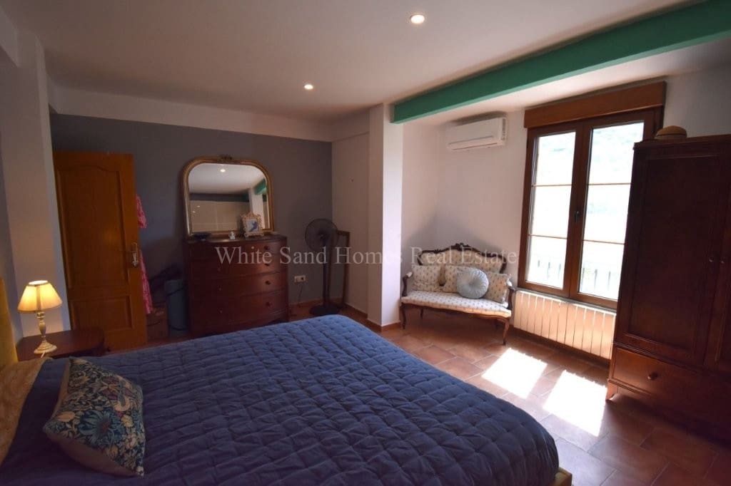 6 bedroom Villa for sale in Barx with pool garage - € 675,000 (Ref: 10036238)
