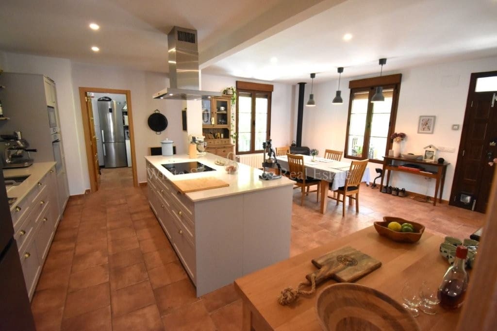 6 bedroom Villa for sale in Barx with pool garage - € 675,000 (Ref: 10036238)