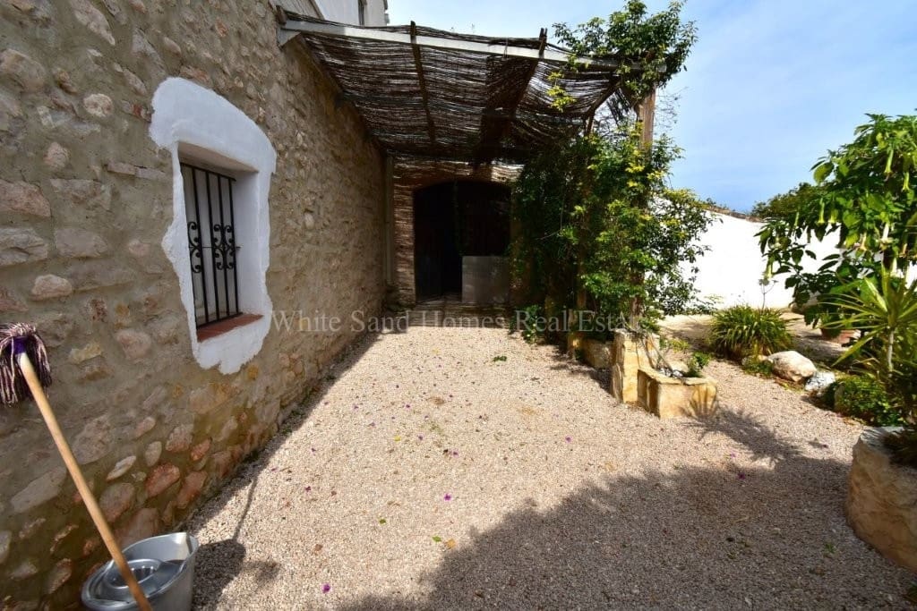 4 soveværelse Finca/Landehus til salg i Oliva de Merida med swimmingpool garage - € 499.000 (Ref: 8845649)