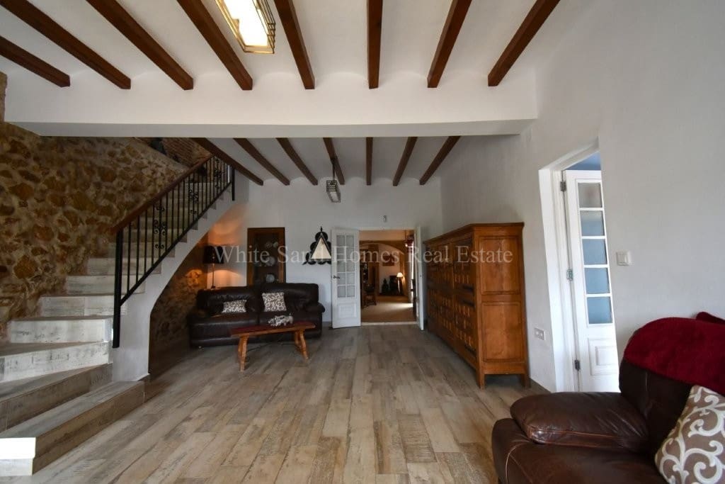 4 soveværelse Finca/Landehus til salg i Oliva de Merida med swimmingpool garage - € 499.000 (Ref: 8845649)