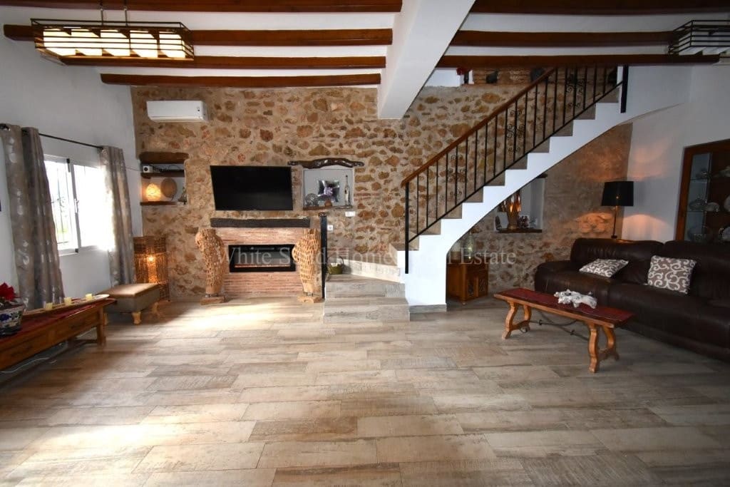 4 soveværelse Finca/Landehus til salg i Oliva de Merida med swimmingpool garage - € 499.000 (Ref: 8845649)