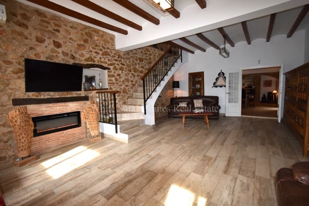 4 soveværelse Finca/Landehus til salg i Oliva de Merida med swimmingpool garage - € 499.000 (Ref: 8845649)