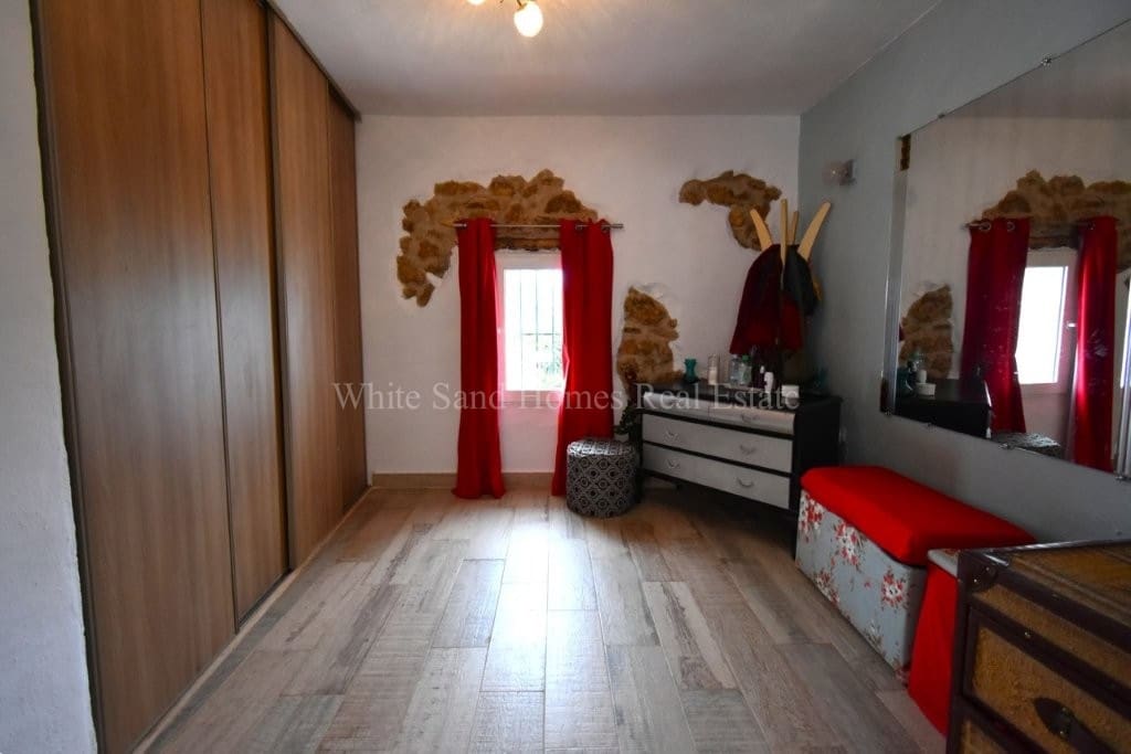 4 soveværelse Finca/Landehus til salg i Oliva de Merida med swimmingpool garage - € 499.000 (Ref: 8845649)