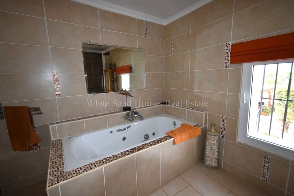 4 soveværelse Finca/Landehus til salg i Oliva de Merida med swimmingpool garage - € 499.000 (Ref: 8845649)