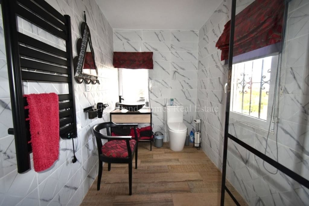 4 soveværelse Finca/Landehus til salg i Oliva de Merida med swimmingpool garage - € 499.000 (Ref: 8845649)