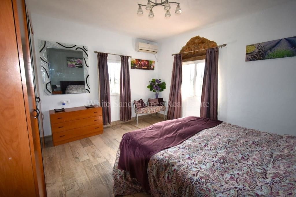 4 soveværelse Finca/Landehus til salg i Oliva de Merida med swimmingpool garage - € 499.000 (Ref: 8845649)