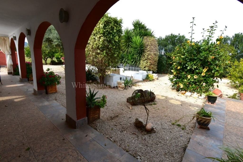 4 soveværelse Finca/Landehus til salg i Oliva de Merida med swimmingpool garage - € 499.000 (Ref: 8845649)