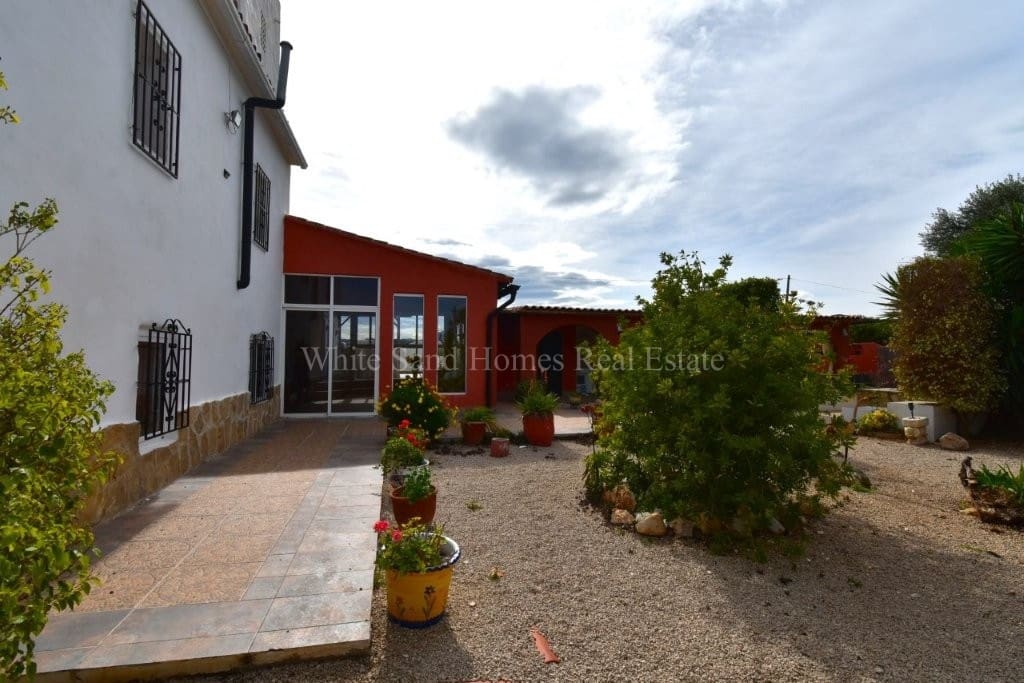 4 soveværelse Finca/Landehus til salg i Oliva de Merida med swimmingpool garage - € 499.000 (Ref: 8845649)