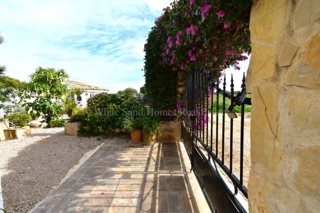 4 soveværelse Finca/Landehus til salg i Oliva de Merida med swimmingpool garage - € 499.000 (Ref: 8845649)