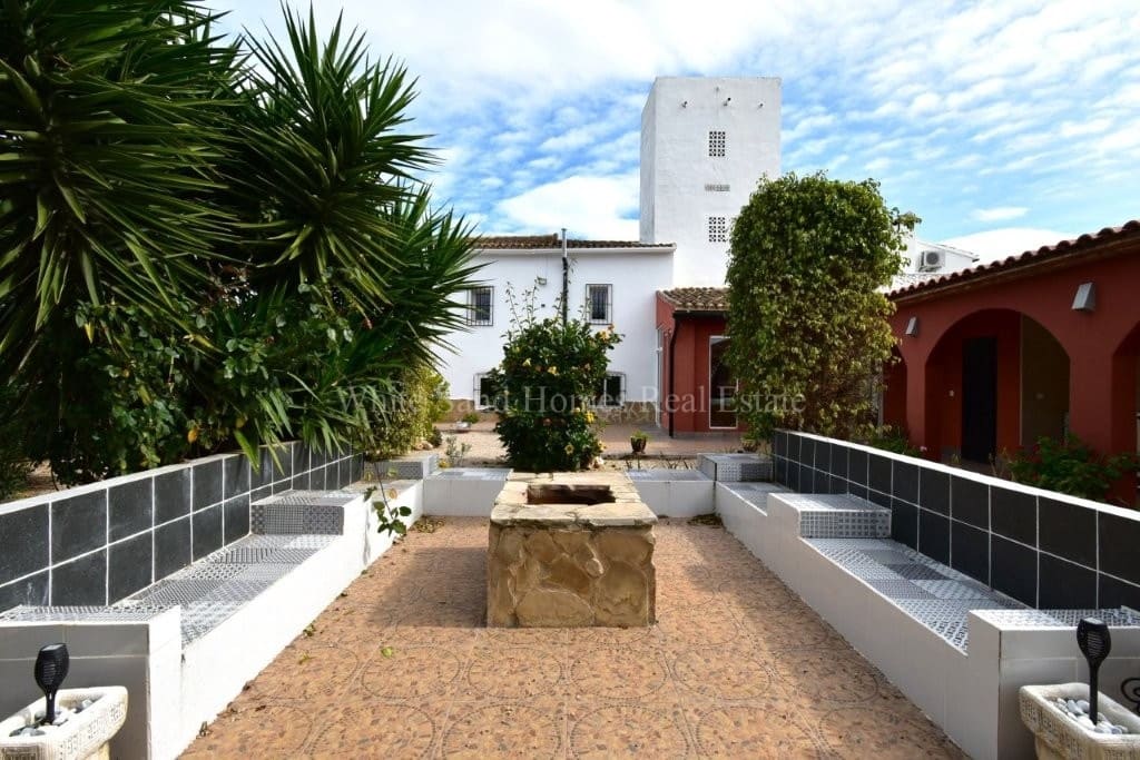 4 soveværelse Finca/Landehus til salg i Oliva de Merida med swimmingpool garage - € 499.000 (Ref: 8845649)