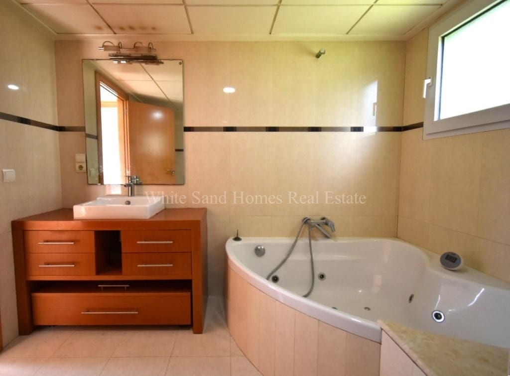 4 sypialnia Willa na sprzedaż w Palma de Gandia z basenem garażem - 339 000 € (Ref: 9679259)