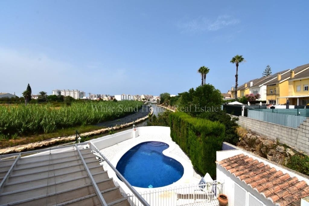 5 bedroom Townhouse for sale in Gandia with pool garage - € 470,000 (Ref: 9995343)