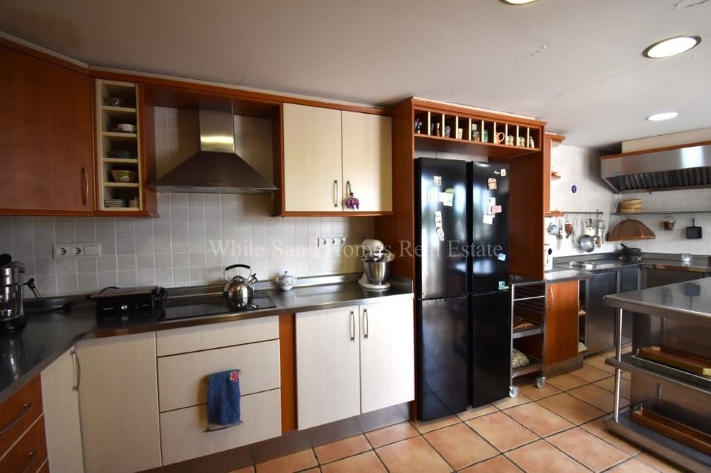 5 bedroom Townhouse for sale in Gandia with pool garage - € 470,000 (Ref: 9995343)
