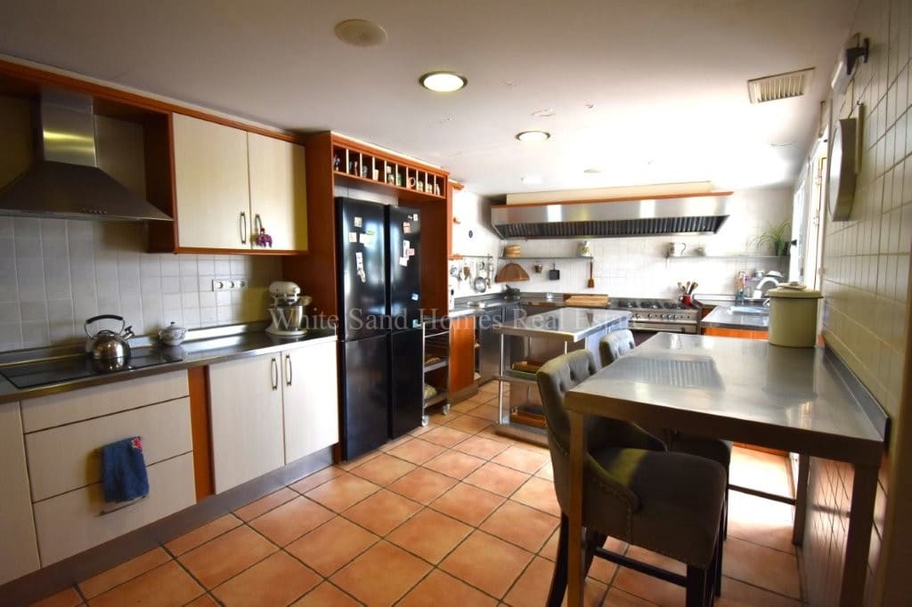 5 bedroom Townhouse for sale in Gandia with pool garage - € 470,000 (Ref: 9995343)