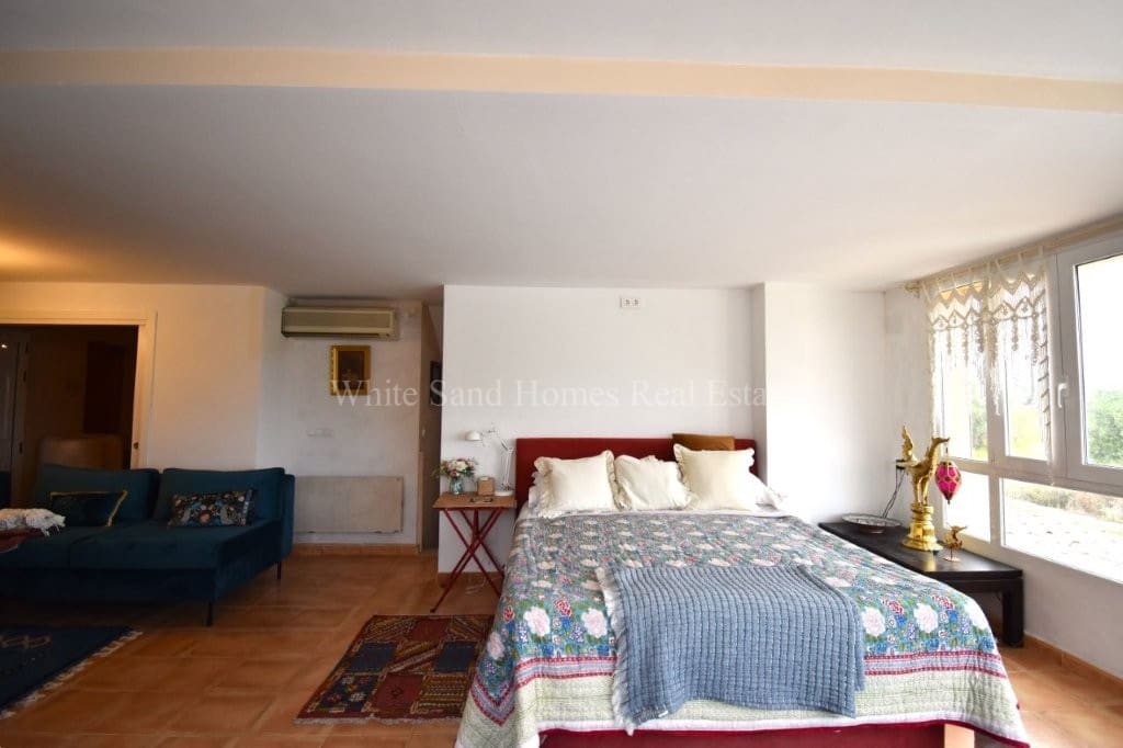 5 bedroom Townhouse for sale in Gandia with pool garage - € 470,000 (Ref: 9995343)