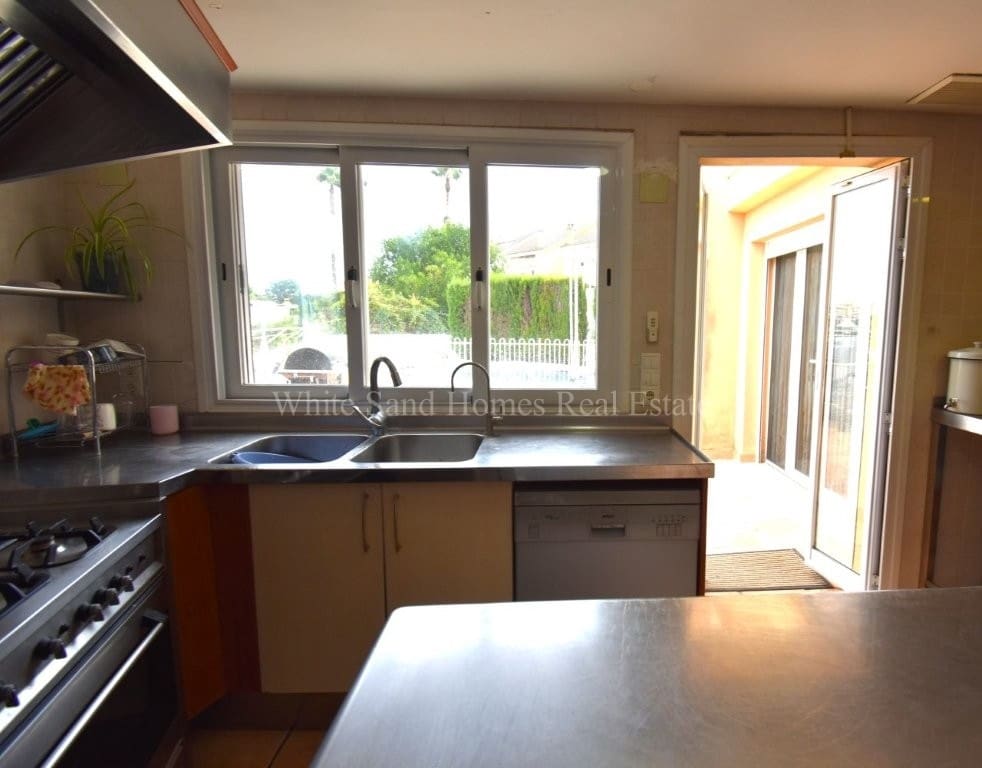 5 bedroom Townhouse for sale in Gandia with pool garage - € 470,000 (Ref: 9995343)