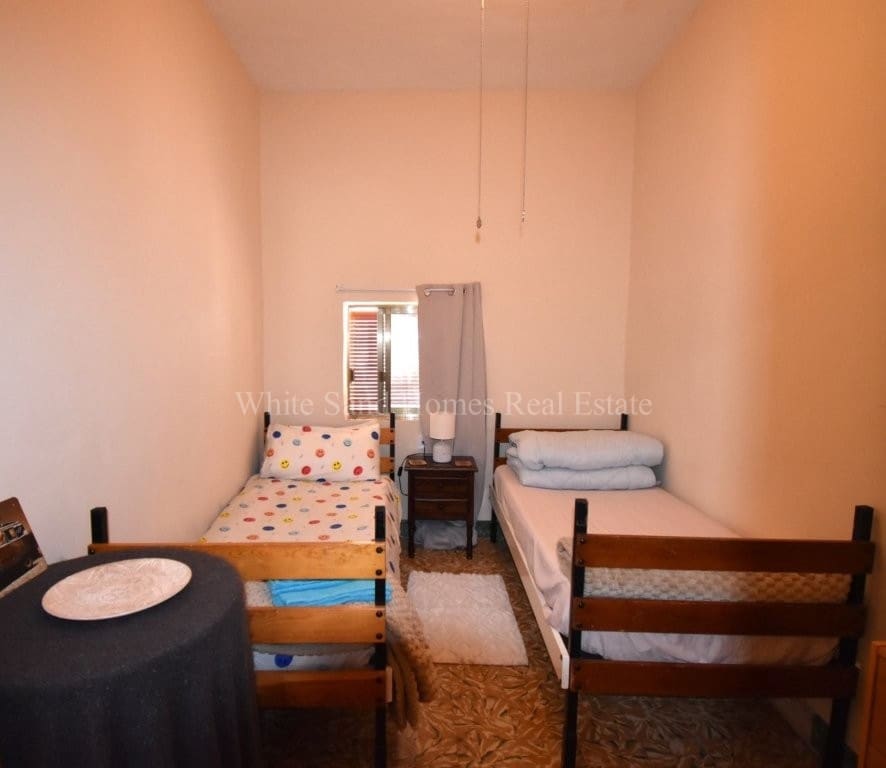 4 slaapkamer Huis te koop in Miramar - € 195.000 (Ref: 9995358)