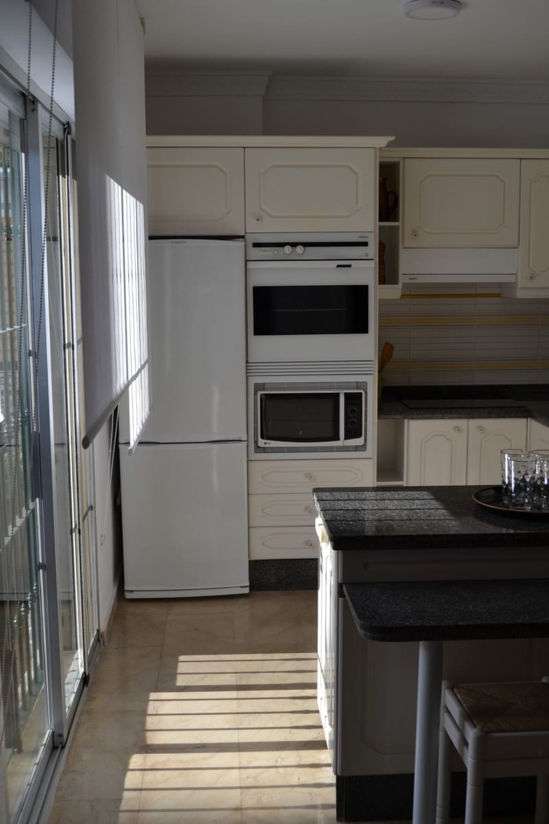 2 slaapkamer Appartement te huur in Fuengirola met garage - € 1.450 (Ref: 3995346)