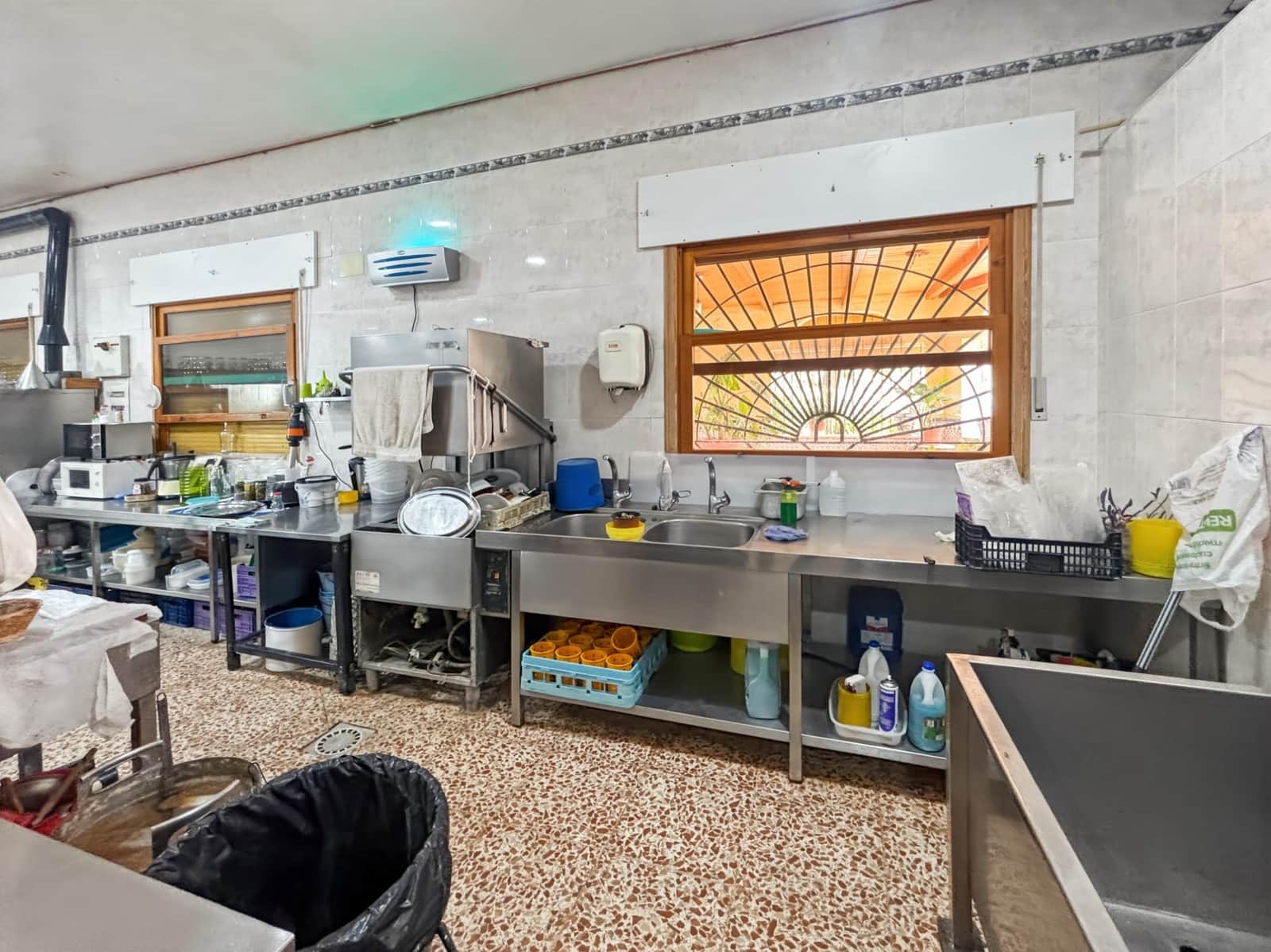 Local Comercial de 2 habitaciones en La Romana en alquiler - 2.000 € (Ref: 10111994)