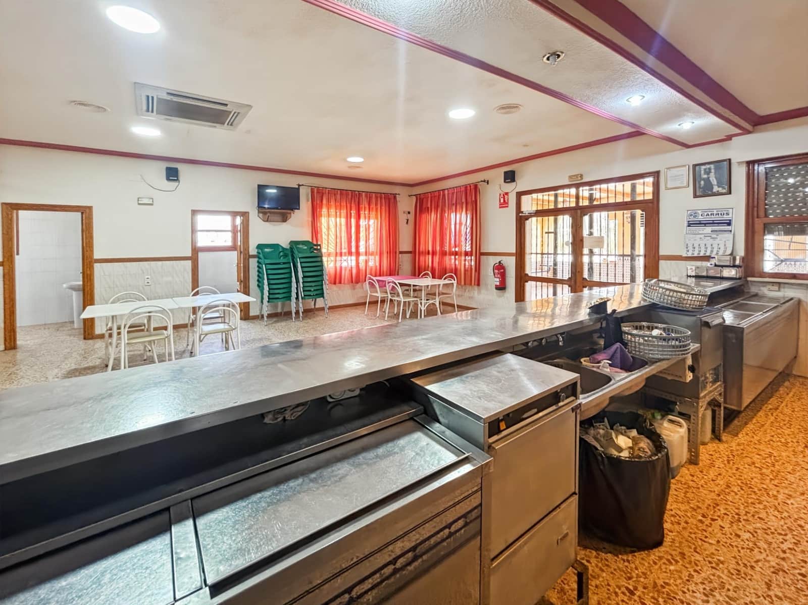 Local Comercial de 2 habitaciones en La Romana en alquiler - 2.000 € (Ref: 10111994)
