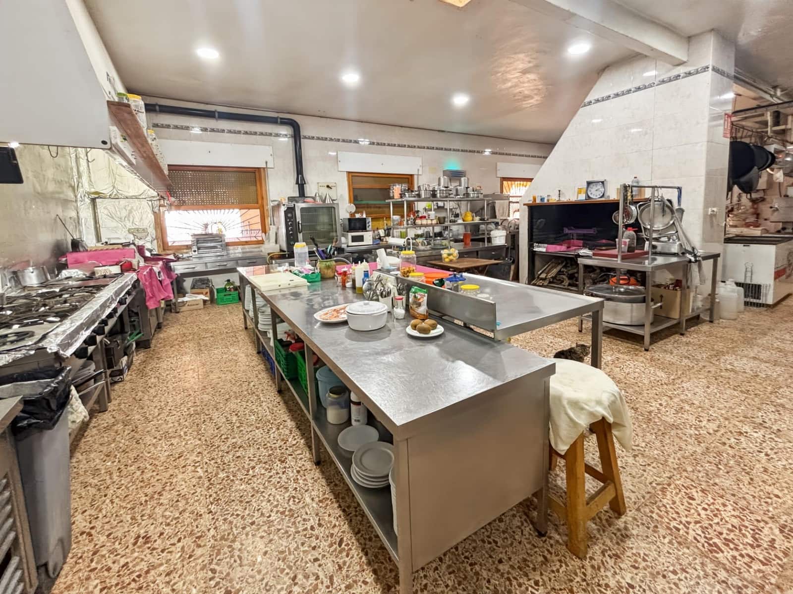 Local Comercial de 2 habitaciones en La Romana en alquiler - 2.000 € (Ref: 10111994)