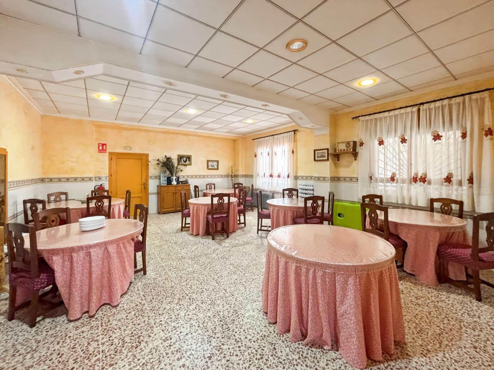 Local Comercial de 2 habitaciones en La Romana en alquiler - 2.000 € (Ref: 10111994)