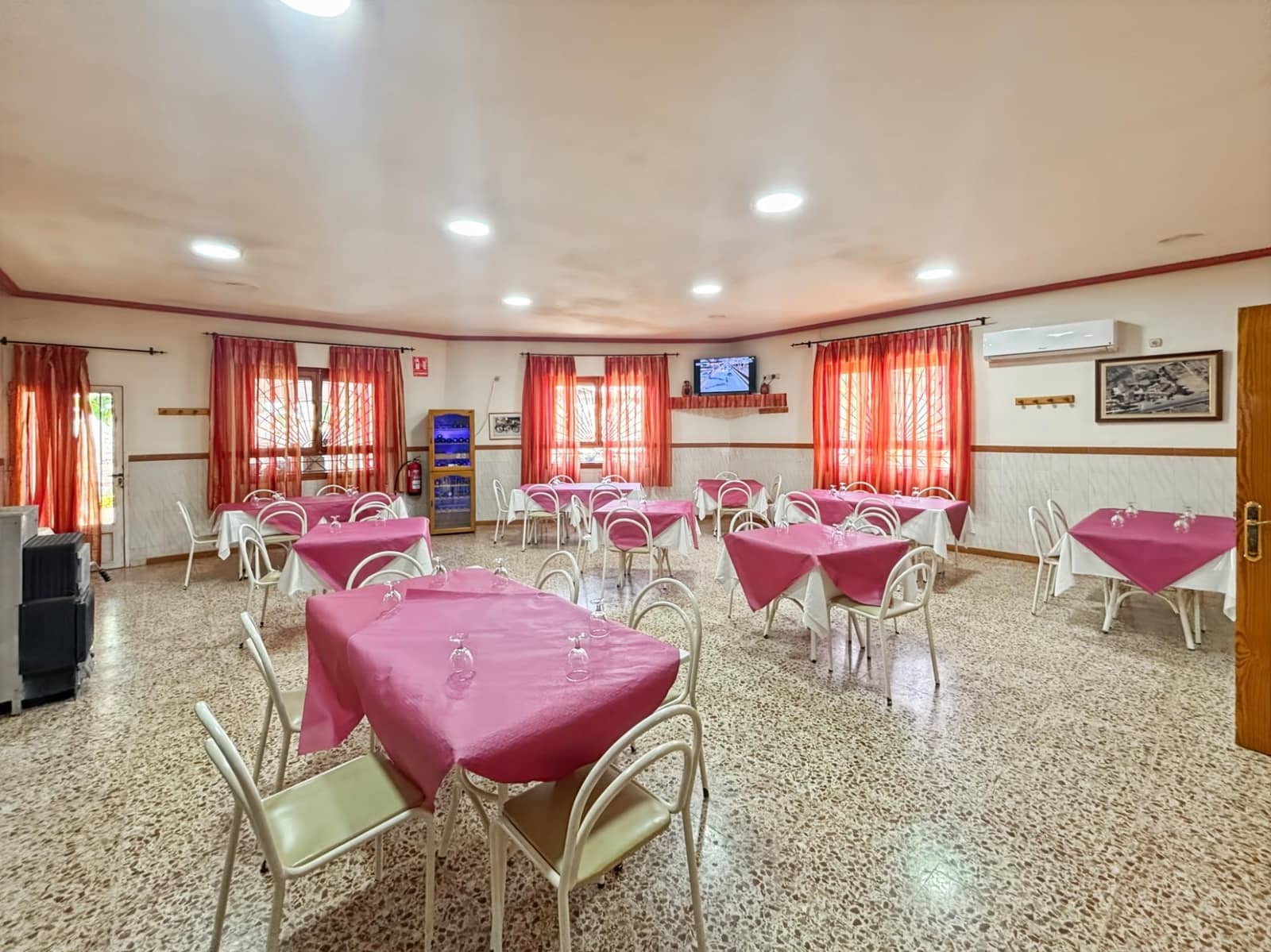 Local Comercial de 2 habitaciones en La Romana en alquiler - 2.000 € (Ref: 10111994)