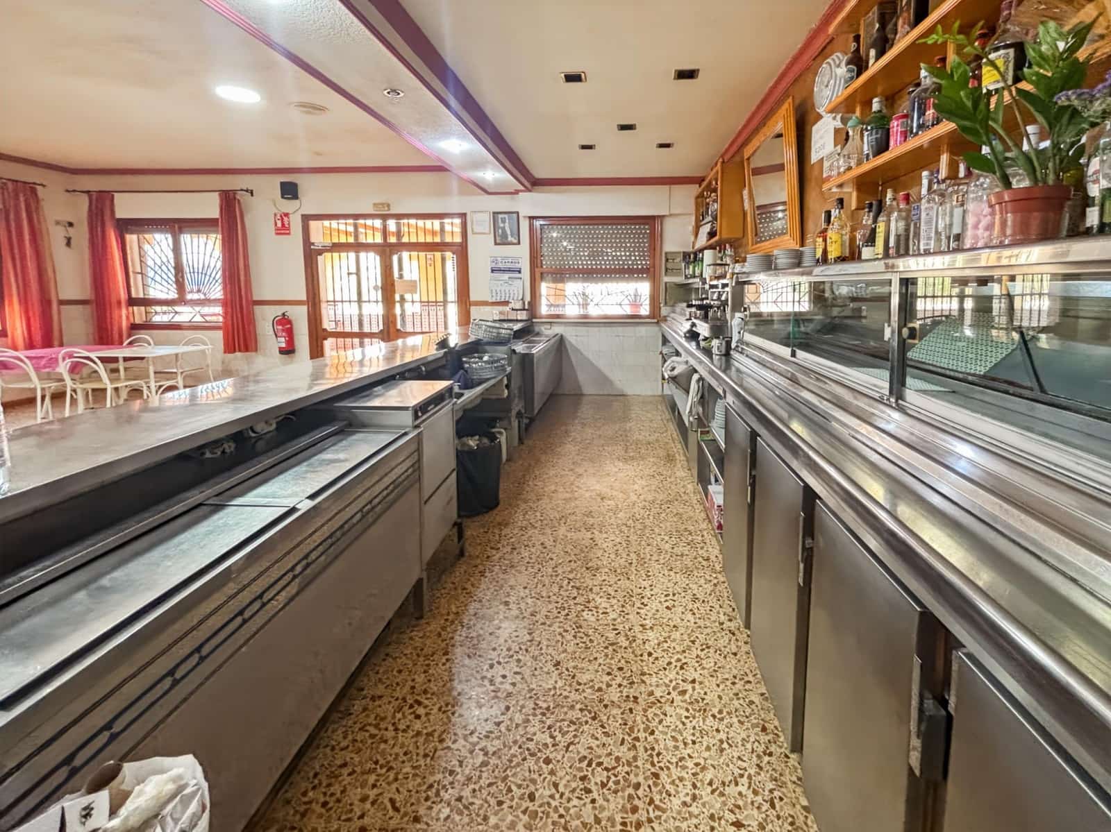 Local Comercial de 2 habitaciones en La Romana en alquiler - 2.000 € (Ref: 10111994)