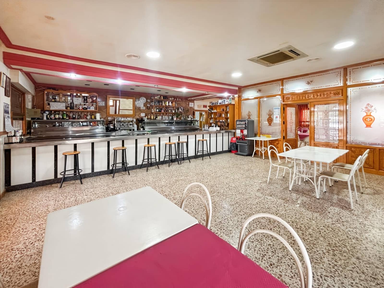 Local Comercial de 2 habitaciones en La Romana en alquiler - 2.000 € (Ref: 10111994)