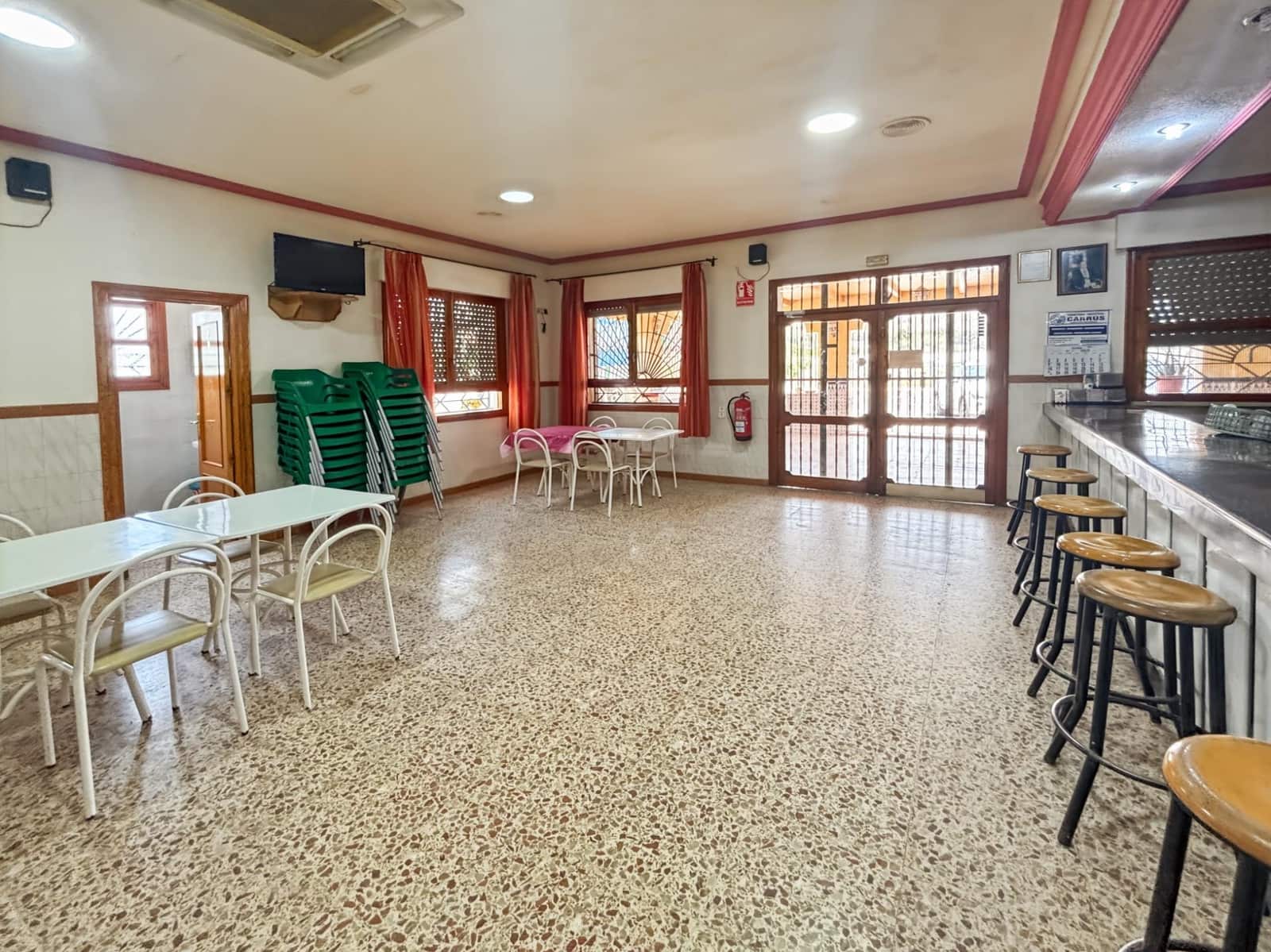 Local Comercial de 2 habitaciones en La Romana en alquiler - 2.000 € (Ref: 10111994)