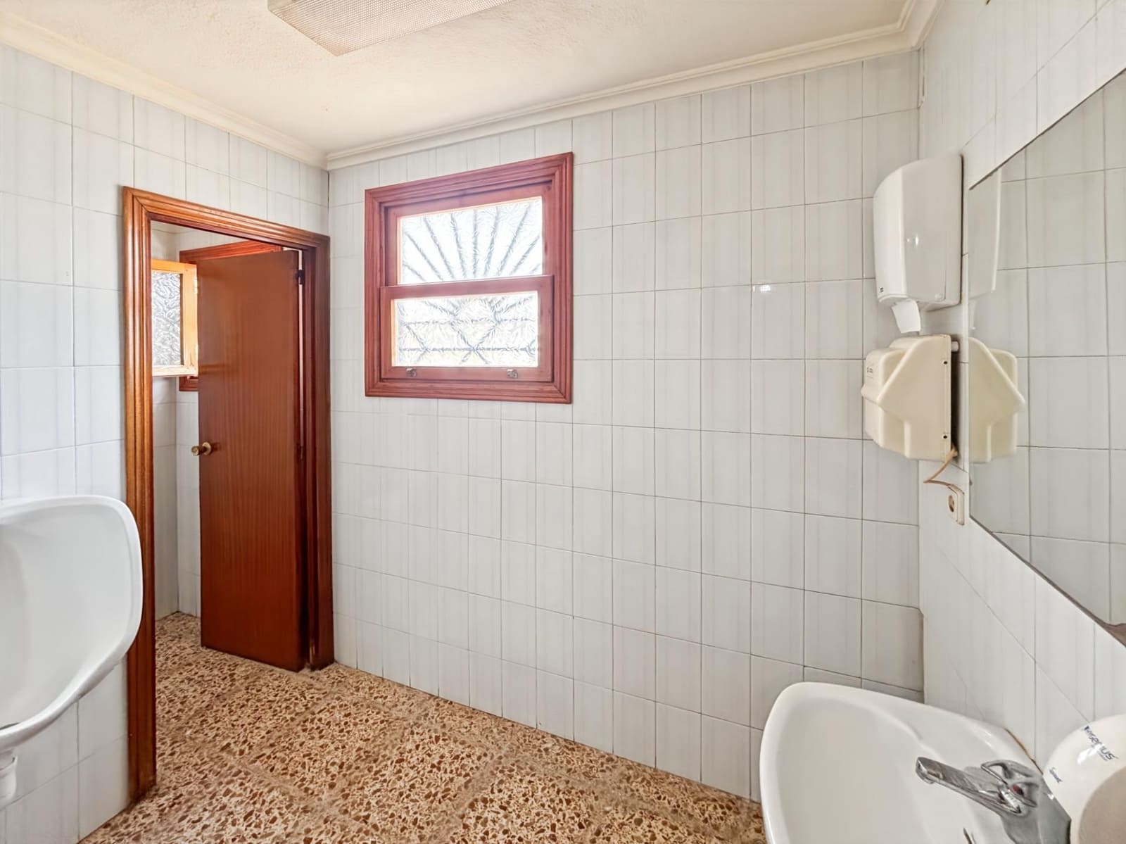 Local Comercial de 2 habitaciones en La Romana en alquiler - 2.000 € (Ref: 10111994)