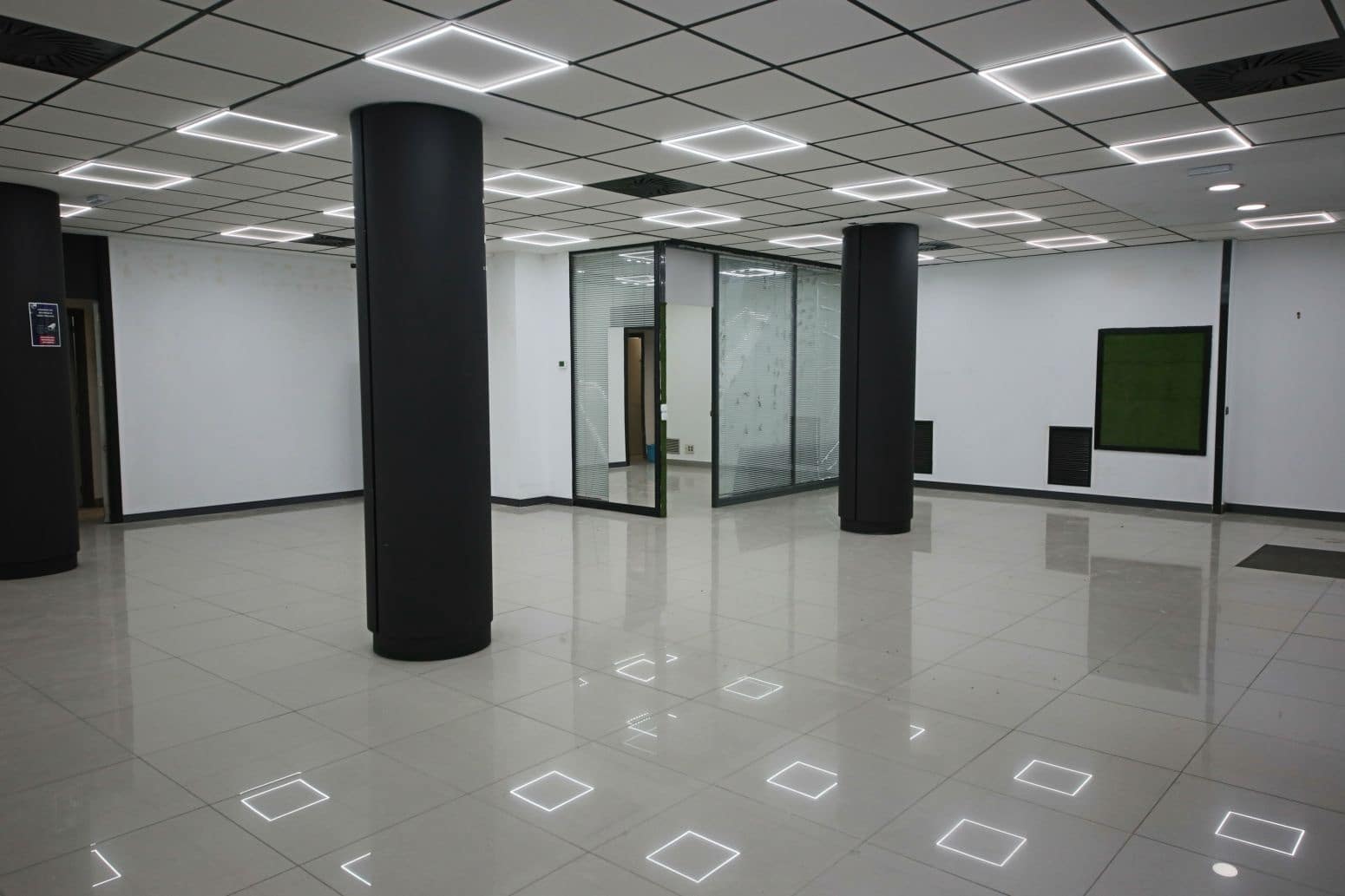 Commercial for rent in Alicante / Alacant city - € 1,900 (Ref: 10112001)