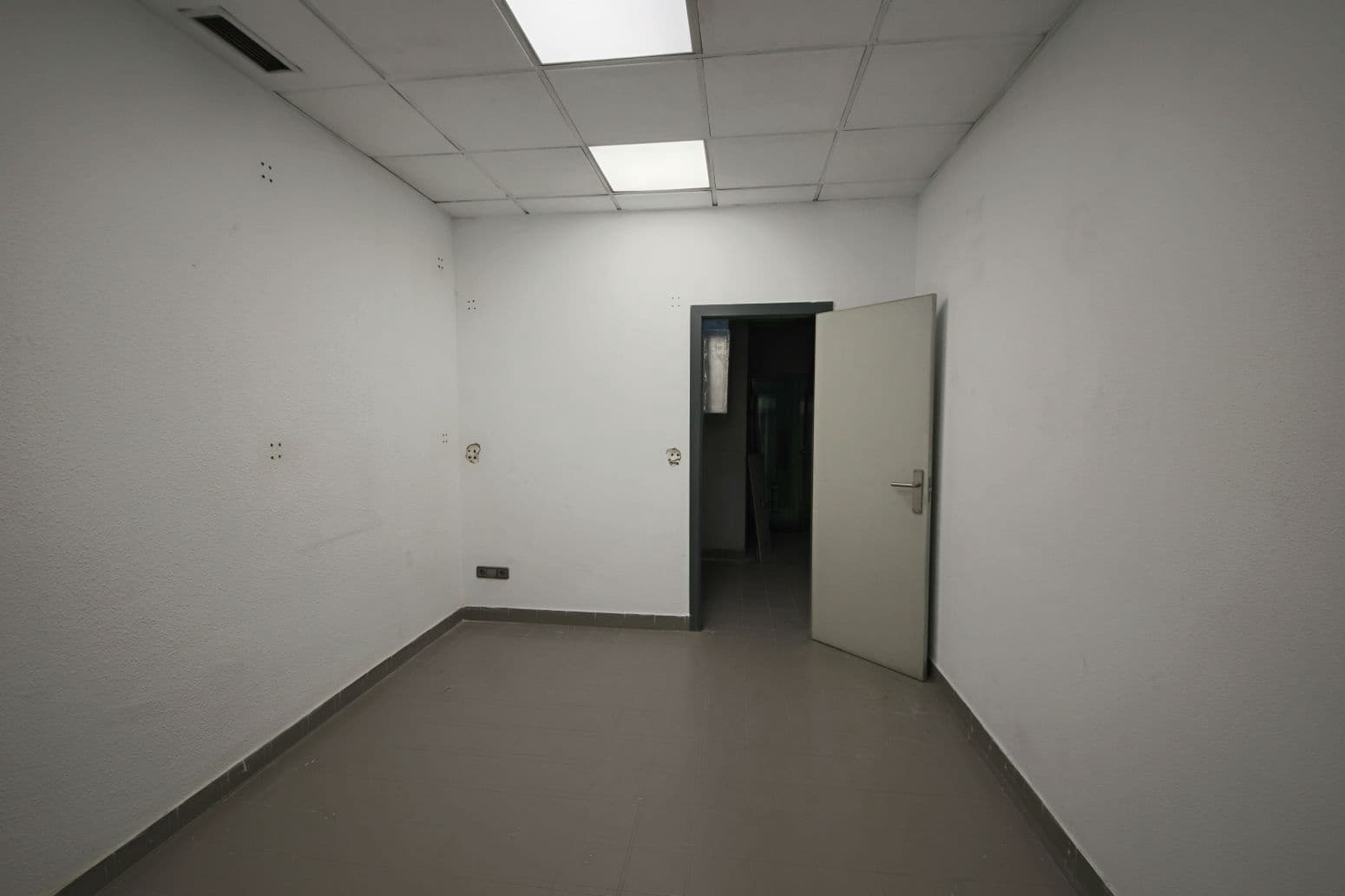 Commercial for rent in Alicante / Alacant city - € 1,900 (Ref: 10112001)