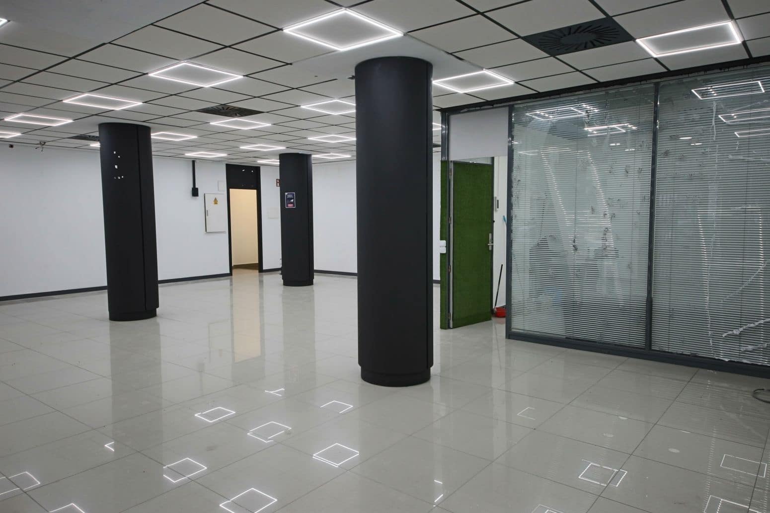 Commercial for rent in Alicante / Alacant city - € 1,900 (Ref: 10112001)