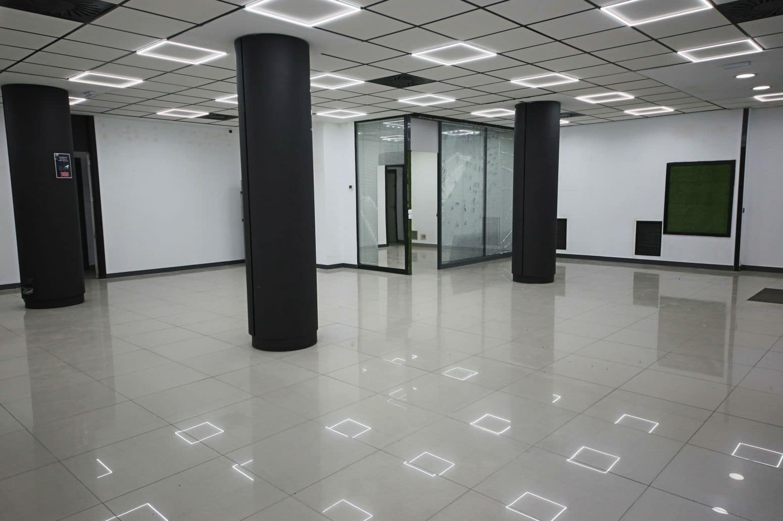 Commercial for rent in Alicante / Alacant city - € 1,900 (Ref: 10112001)