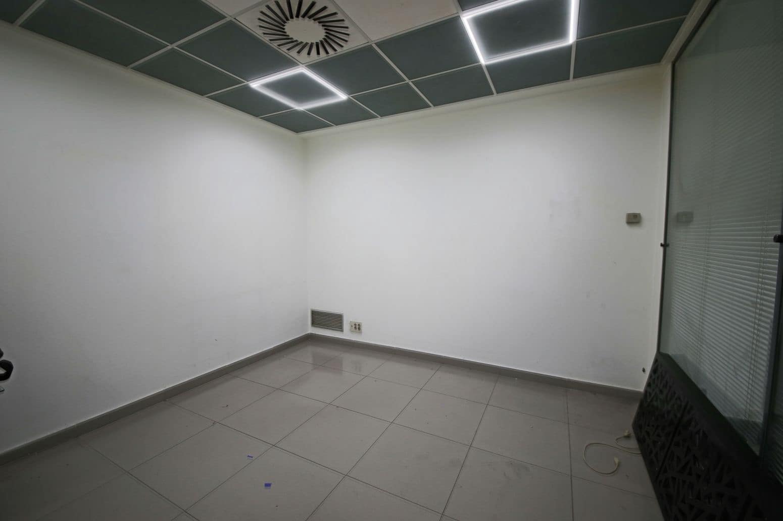 Commercial for rent in Alicante / Alacant city - € 1,900 (Ref: 10112001)