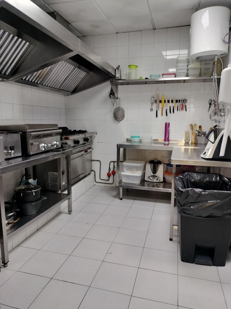 1 bedroom Commercial for rent in Alicante / Alacant city - € 850 (Ref: 10112010)