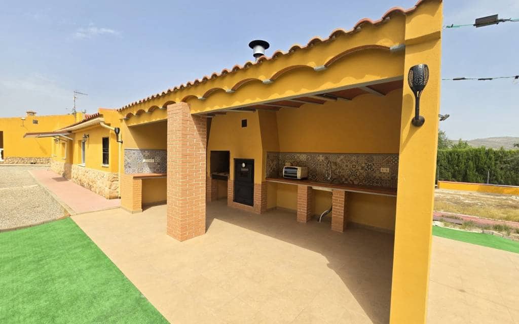 4 sypialnia Finka/Dom wiejski na sprzedaż w Villena z basenem garażem - 395 000 € (Ref: 10175613)
