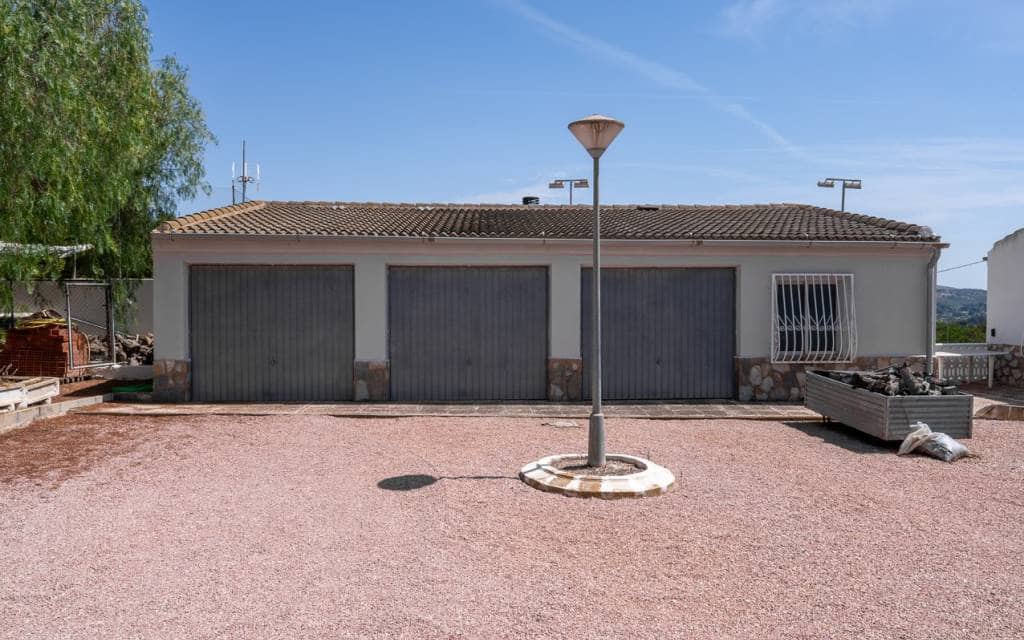 4 soveværelse Villa til salg i Sax med swimmingpool garage - € 425.000 (Ref: 10181631)
