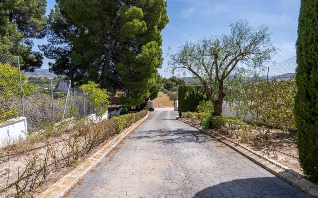 4 soveværelse Villa til salg i Sax med swimmingpool garage - € 425.000 (Ref: 10181631)