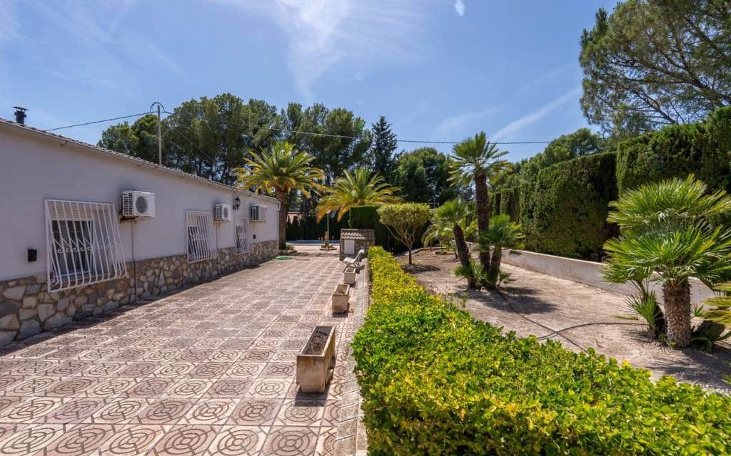 4 soveværelse Villa til salg i Sax med swimmingpool garage - € 425.000 (Ref: 10181631)