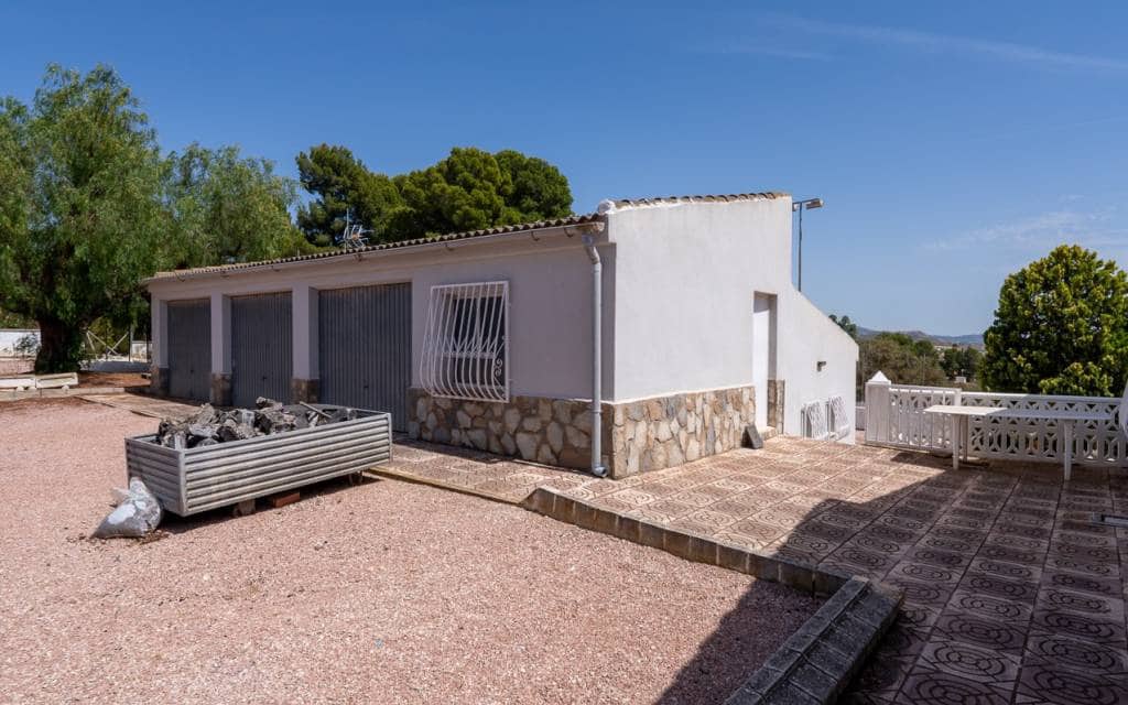 4 soveværelse Villa til salg i Sax med swimmingpool garage - € 425.000 (Ref: 10181631)