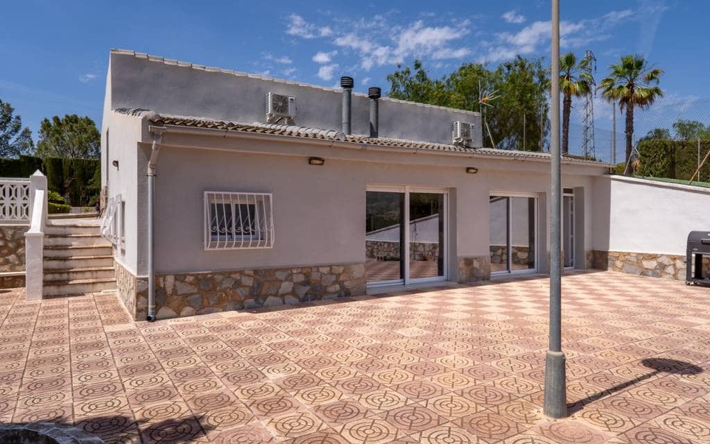 4 soveværelse Villa til salg i Sax med swimmingpool garage - € 425.000 (Ref: 10181631)