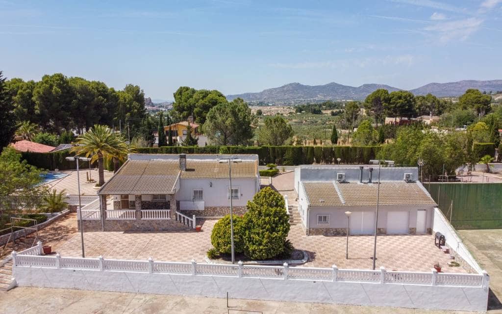 4 soveværelse Villa til salg i Sax med swimmingpool garage - € 425.000 (Ref: 10181631)