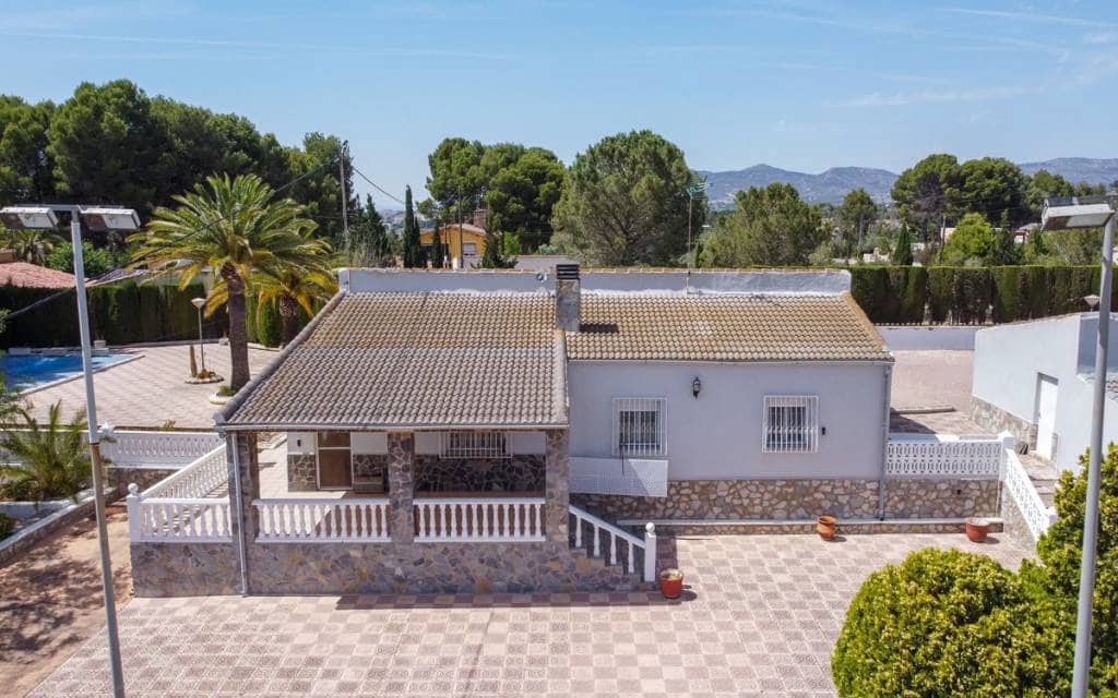 4 soveværelse Villa til salg i Sax med swimmingpool garage - € 425.000 (Ref: 10181631)